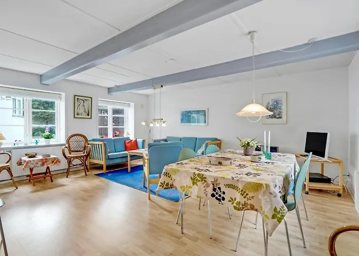 Nyaraló 4 Bedroom Lovely In