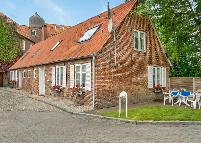 4 Bedroom Lovely In Nyaraló